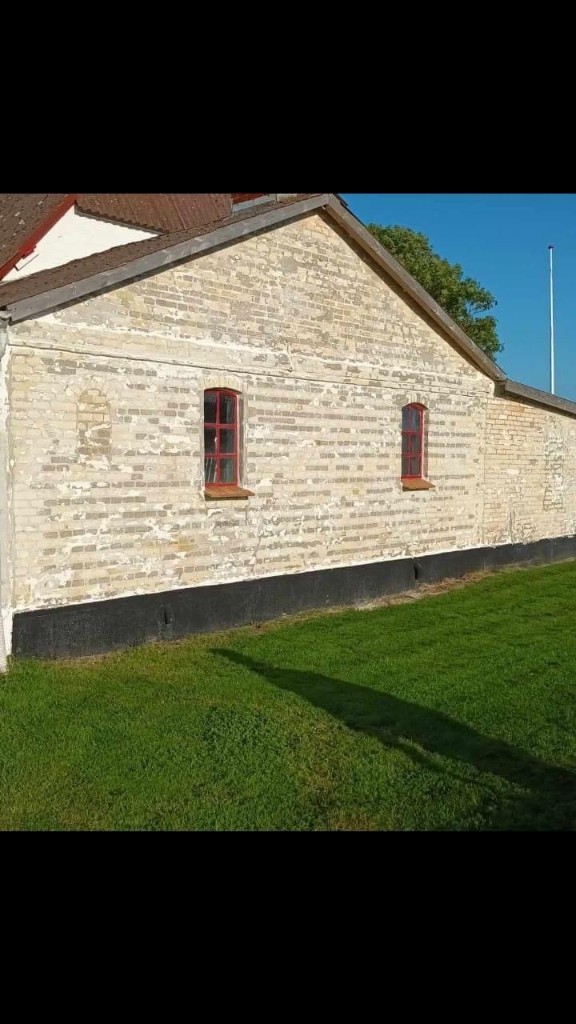 Gul murstensfacade før puds