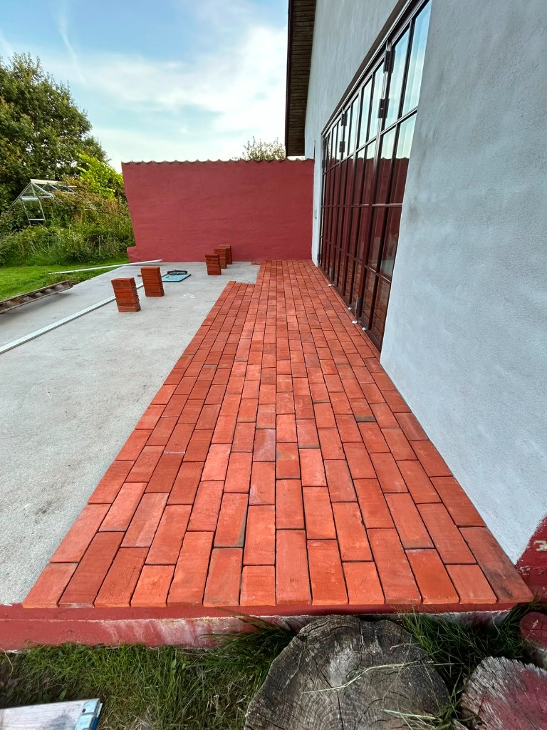Lægning af terracotta-tegl på betonunderlag