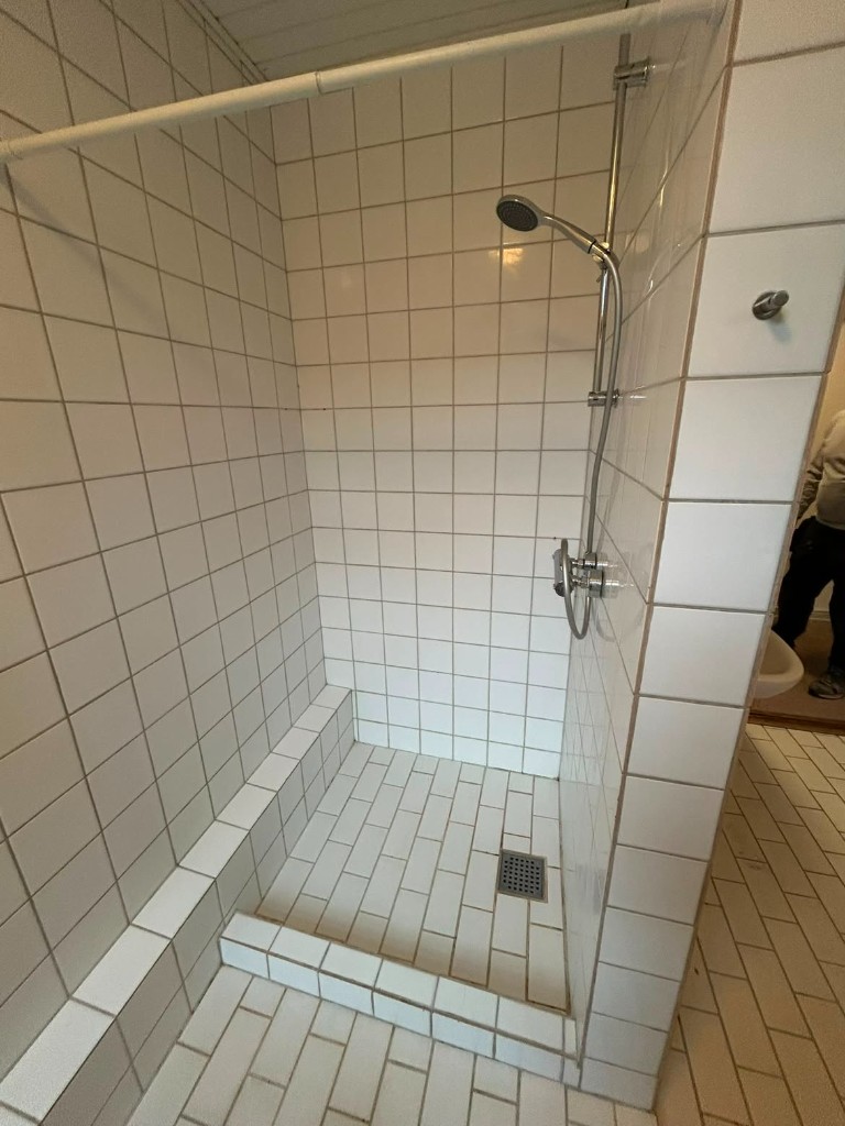 Bruseniche før, hvide fliser