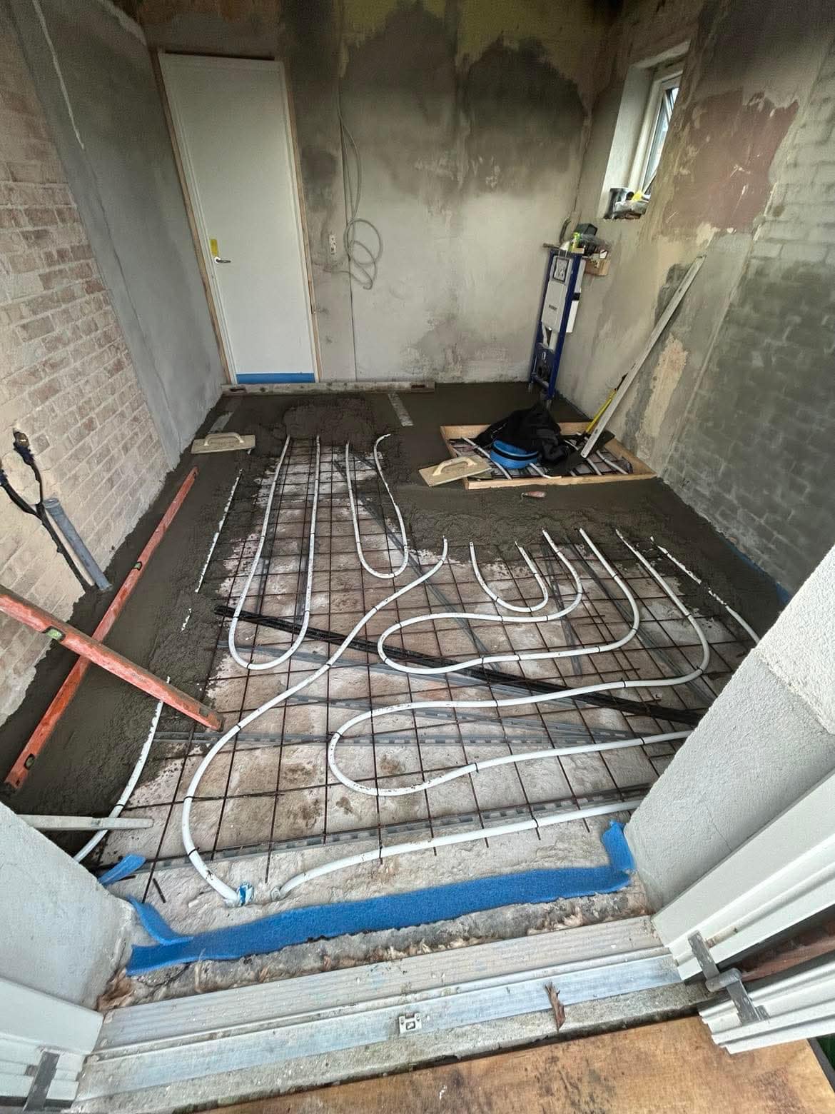 Detalje af betongulv med varmeslanger – murerarbejde i Sønderjylland